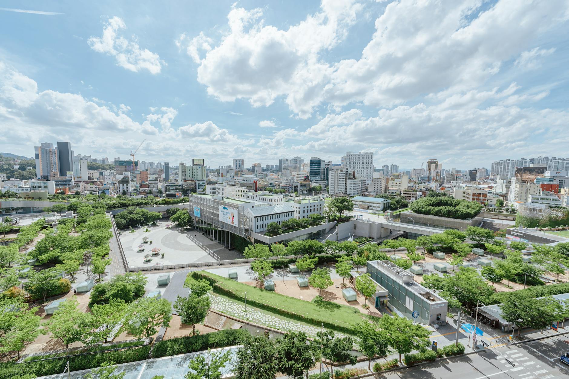 스마트 시티를 나타내는 사진, 부동산 개발의 미래를 상징함