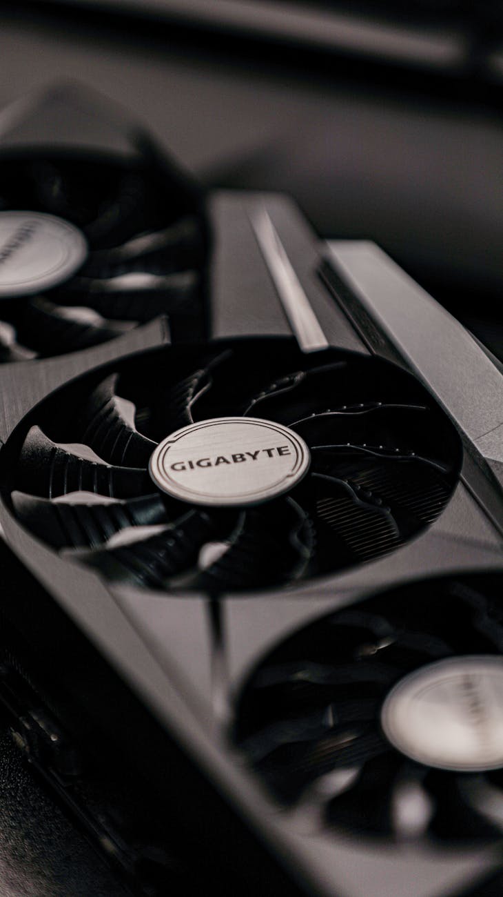 GPU, ASIC, IaaS와 같은 지출 영역의 명확한 세분화를 포함하여 글로벌 AI 인프라 시장의 예상 성장률을 보여주는 역동적인 인포그래픽.