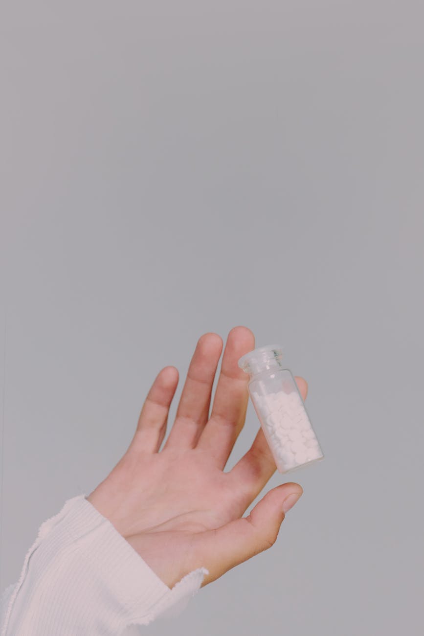 환자 세포를 오가노이드로 배양한 후, 가장 효과적인 치료법을 결정하기 위한 약물 스크리닝에 사용하는 과정을 보여주는 개인 맞춤형 의학을 위한 오가노이드 활용 과정을 설명하는 개념 그래픽.