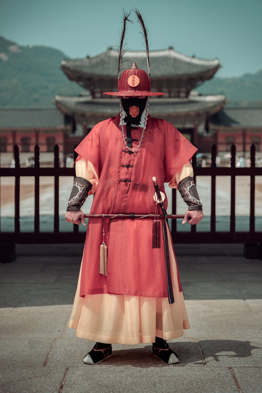 재생 의료 분야의 윤리적 고려 사항을 시각적으로 표현. 한쪽에는 '혁신', 다른 쪽에는 '안전 및 윤리'가 있는 저울을 묘사하고, 물음표는 지속적인 논쟁을 상징할 수 있습니다.