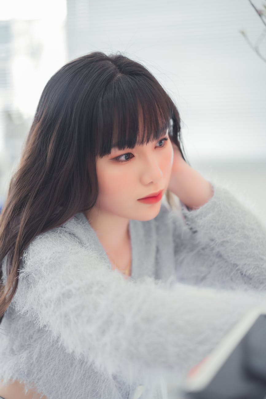 미래 지향적이고 희망적인 이미지. 다양한 사람들이 첨단 의료 기술과 상호 작용하는 모습을 보여주며, 미래 재생 의료의 개인 맞춤형 및 접근 가능한 성격을 상징합니다.