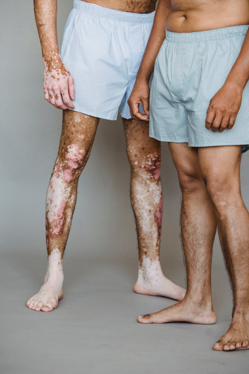 다양한 희귀 질환(예: 겸상 적혈구, 암세포, 뉴런)을 나타내는 다양한 현미경 세포 세트가 빛나는 현미경 유전자 편집 도구에 의해 개별적으로 표적화되고 교정되는 모습, 광범위한 치료 범위를 보여줍니다.