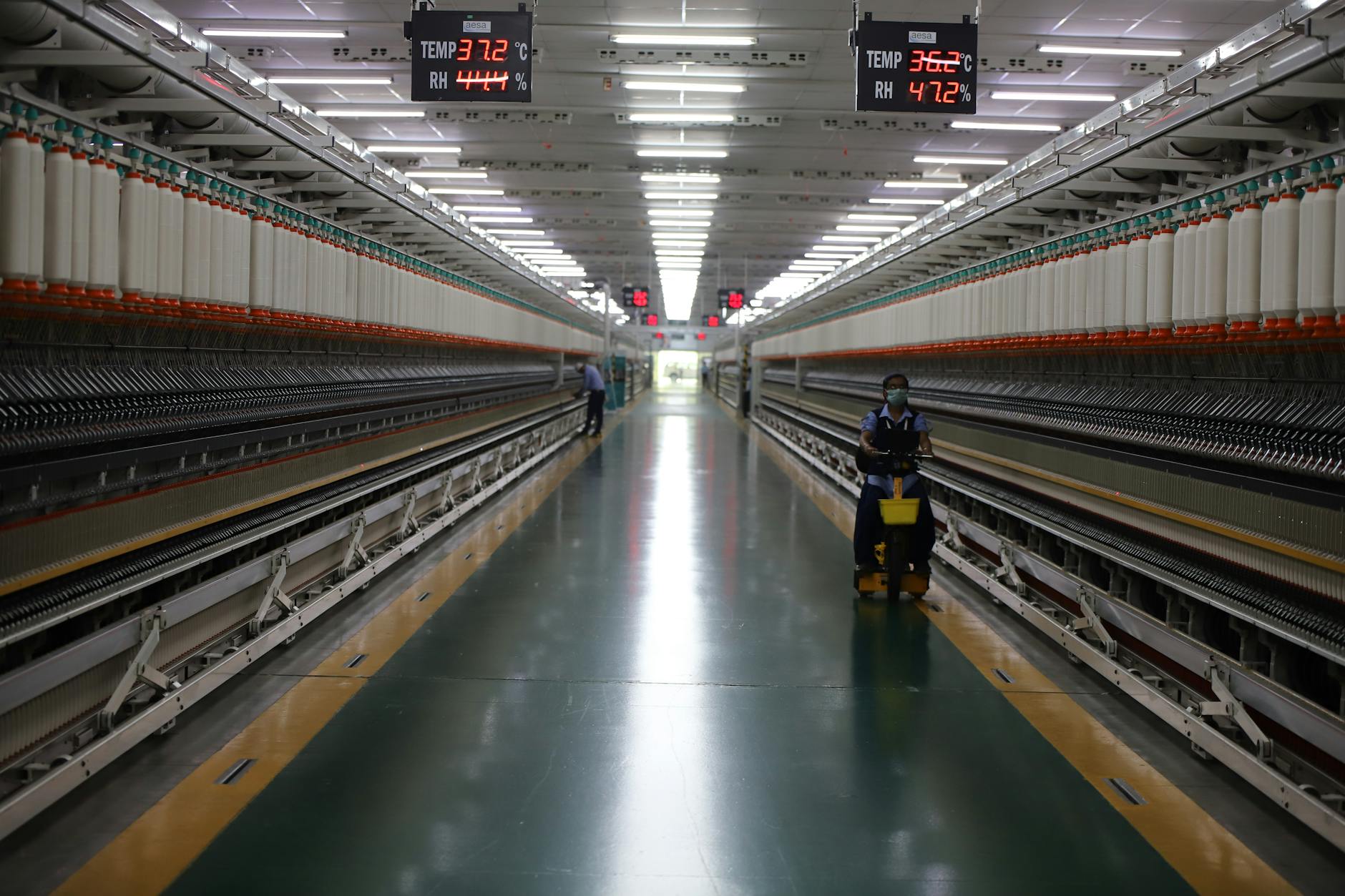 한쪽에는 실제 공장 바닥이, 다른 쪽에는 해당 공장의 디지털 트윈 인터페이스가 표시되는 분할 이미지. 이는 원활한 연결을 시각적으로 설명합니다.