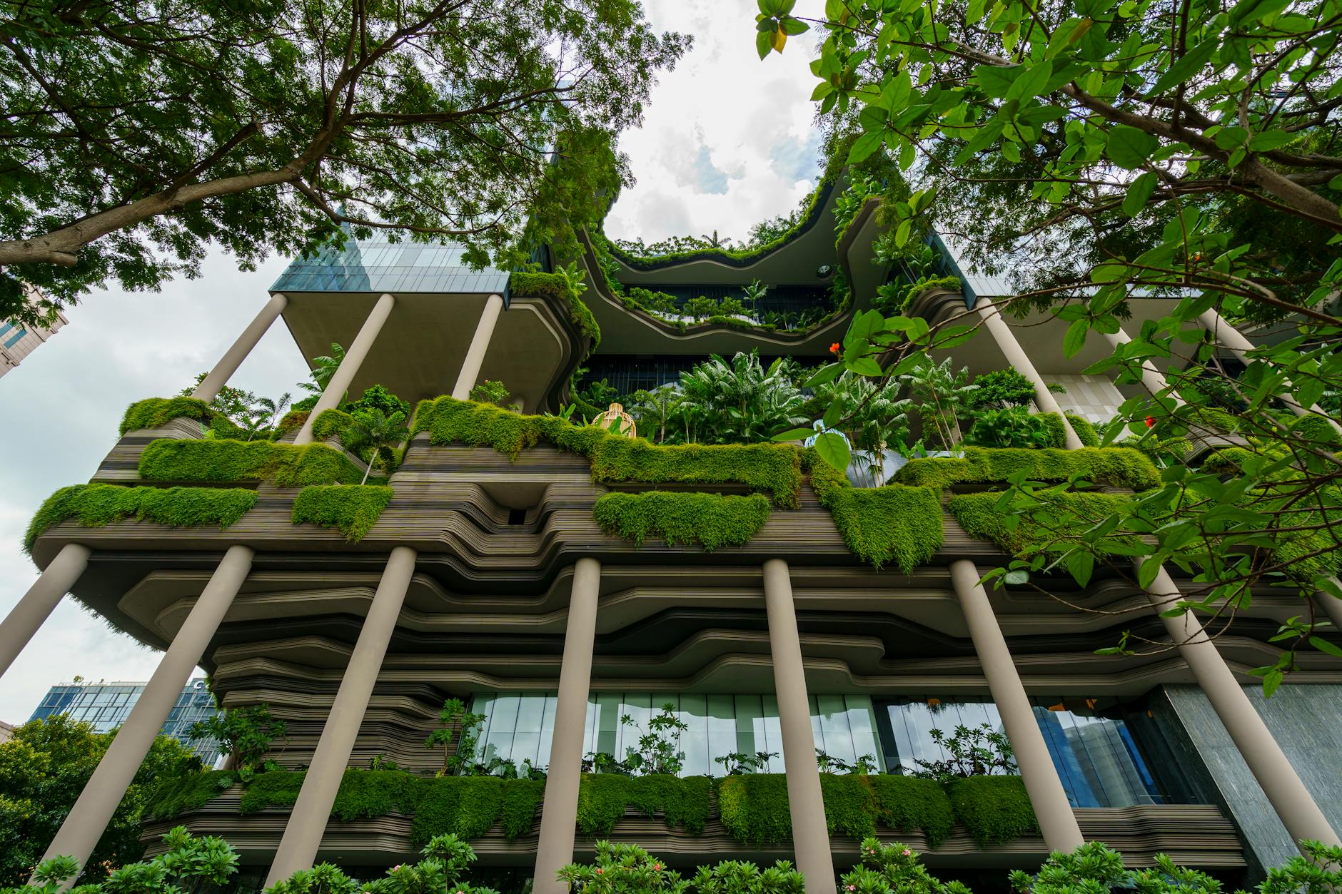 A futuristic cityscape with integrated green spaces and advanced medical facilities, representing a society where healthspan is maximized and aging is managed.