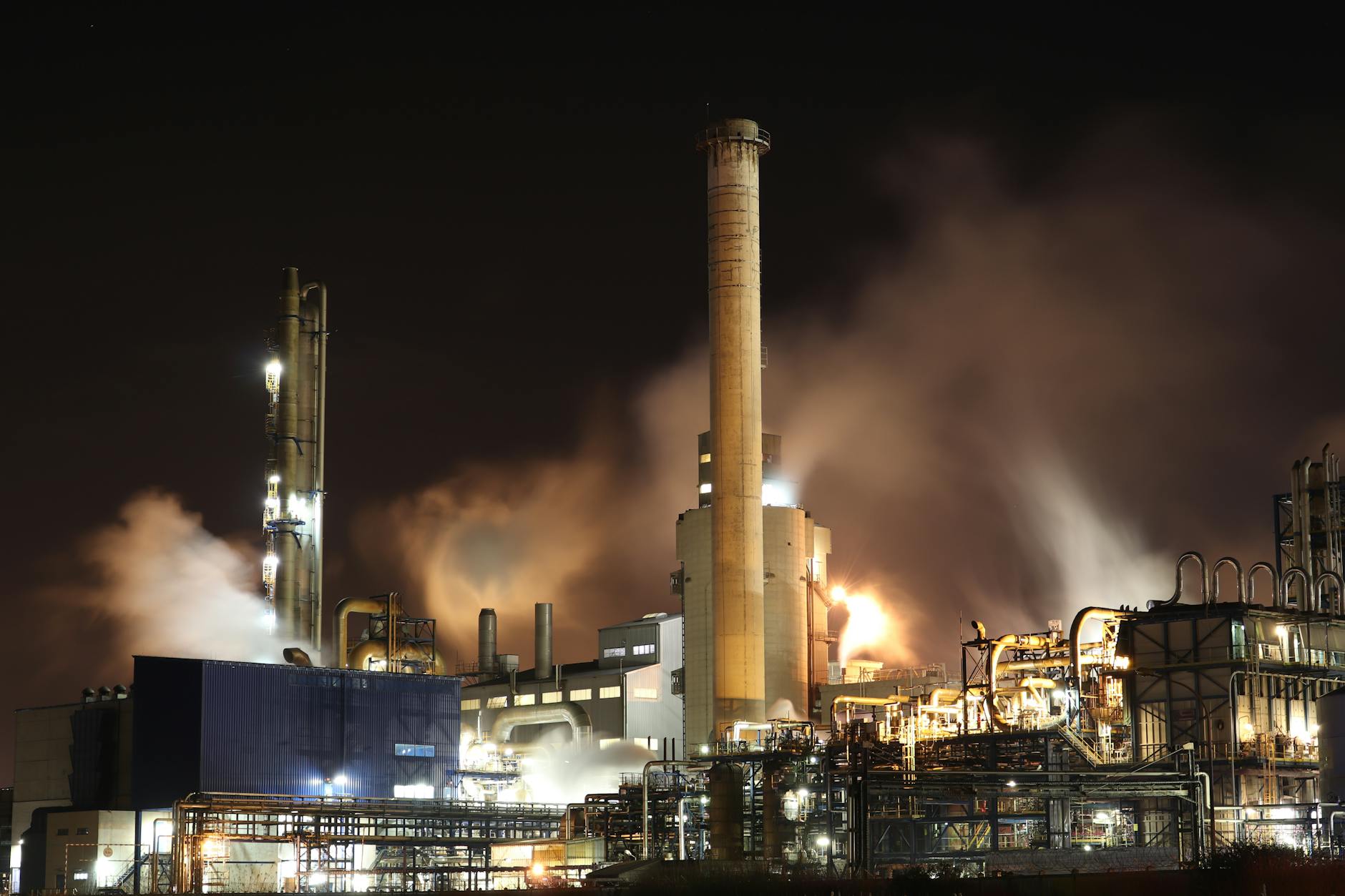 A vibrant infographic showcasing various applications of captured CO2, from synthetic fuels and building materials to chemicals and beverages.
