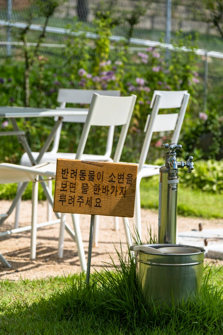 해질녘의 정교한 바이오 정제 단지. 깨끗한 증기가 피어오르는 첨단 산업 건축물을 선보이며 대규모 혁신과 지속 가능한 에너지 생산을 강조합니다.
